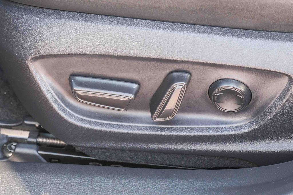 Thumbnail: 2025 Toyota Prius v - 27