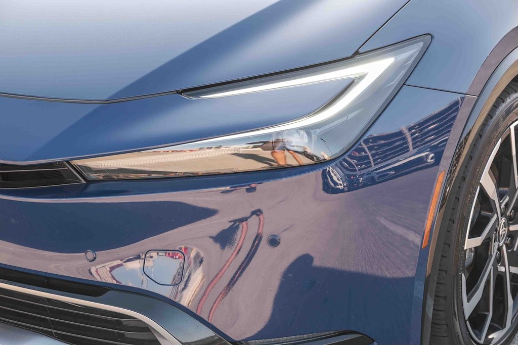 Thumbnail: 2025 Toyota Prius v - 22