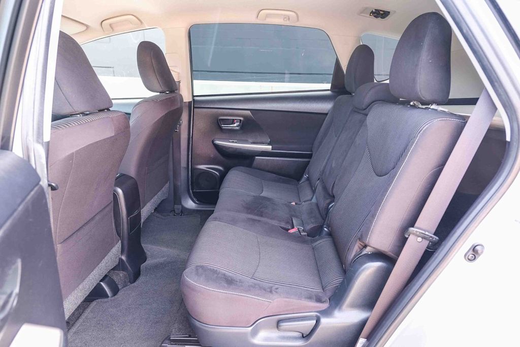 Thumbnail: 2015 Toyota Prius v - 11