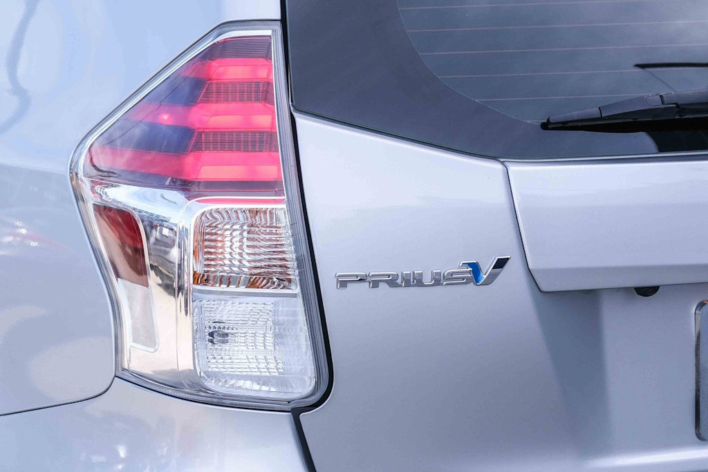Thumbnail: 2015 Toyota Prius v - 18