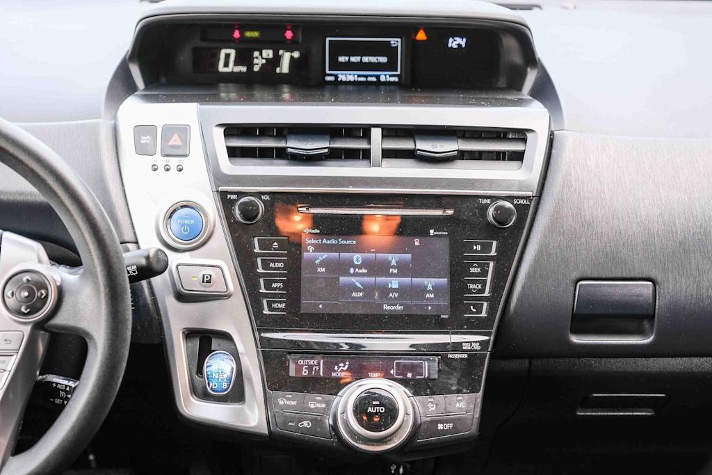 Thumbnail: 2015 Toyota Prius v - 12