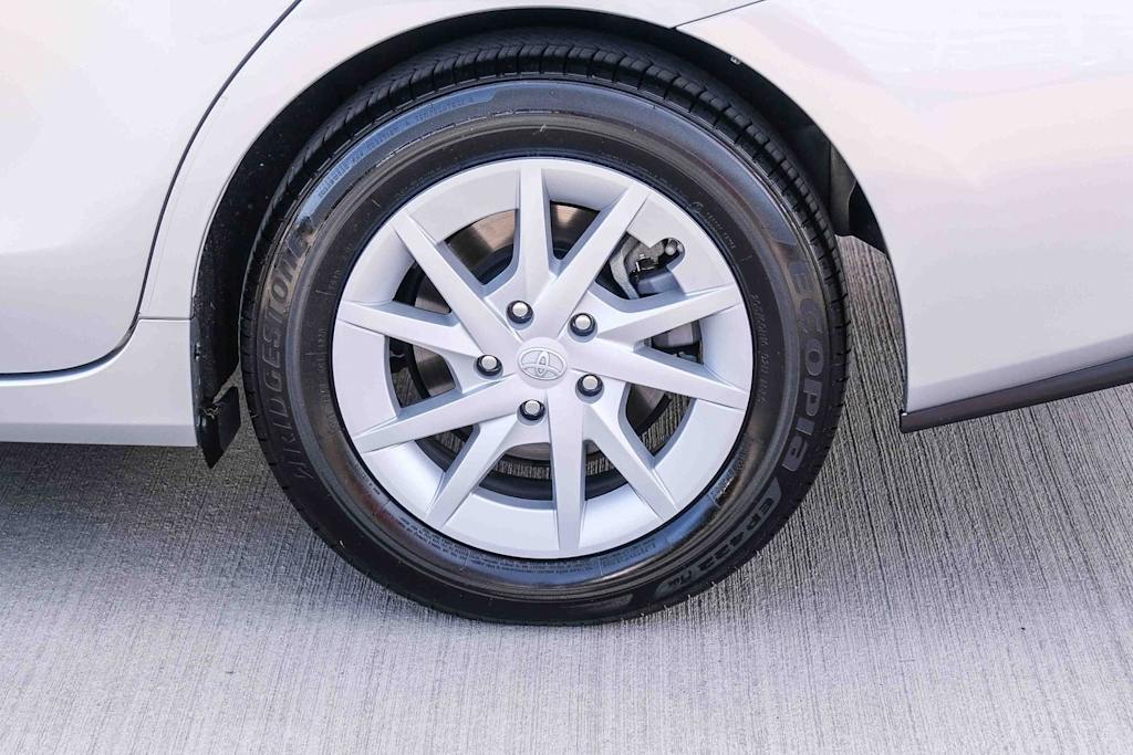 Thumbnail: 2015 Toyota Prius v - 6