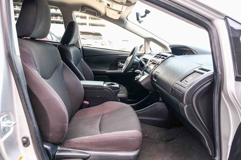 Thumbnail: 2015 Toyota Prius v - 9