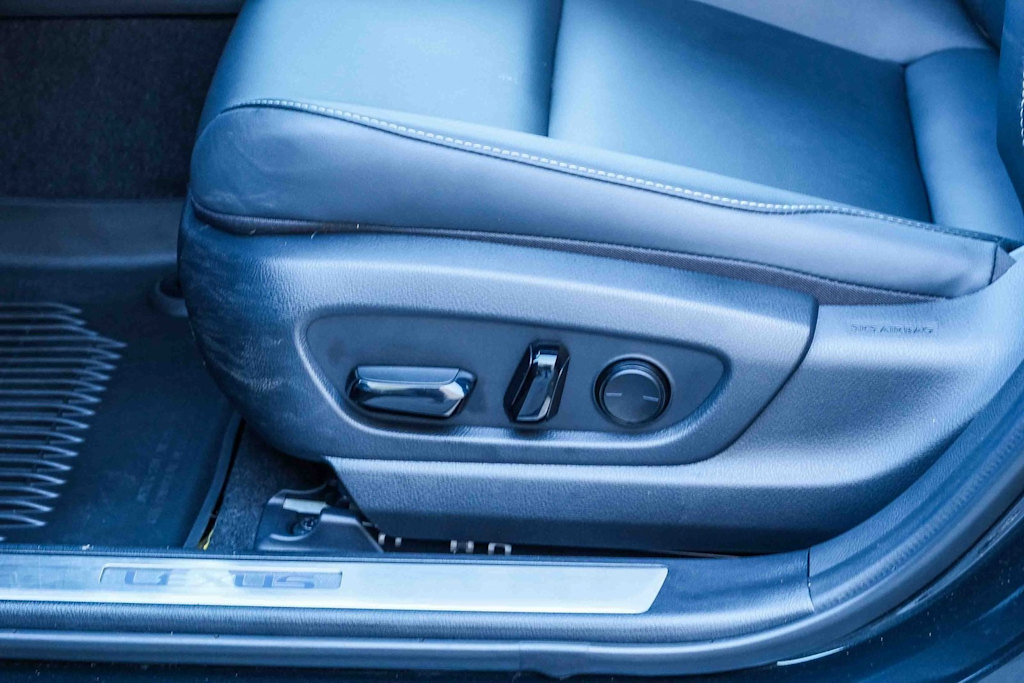 Thumbnail: 2025 Lexus UX - 28