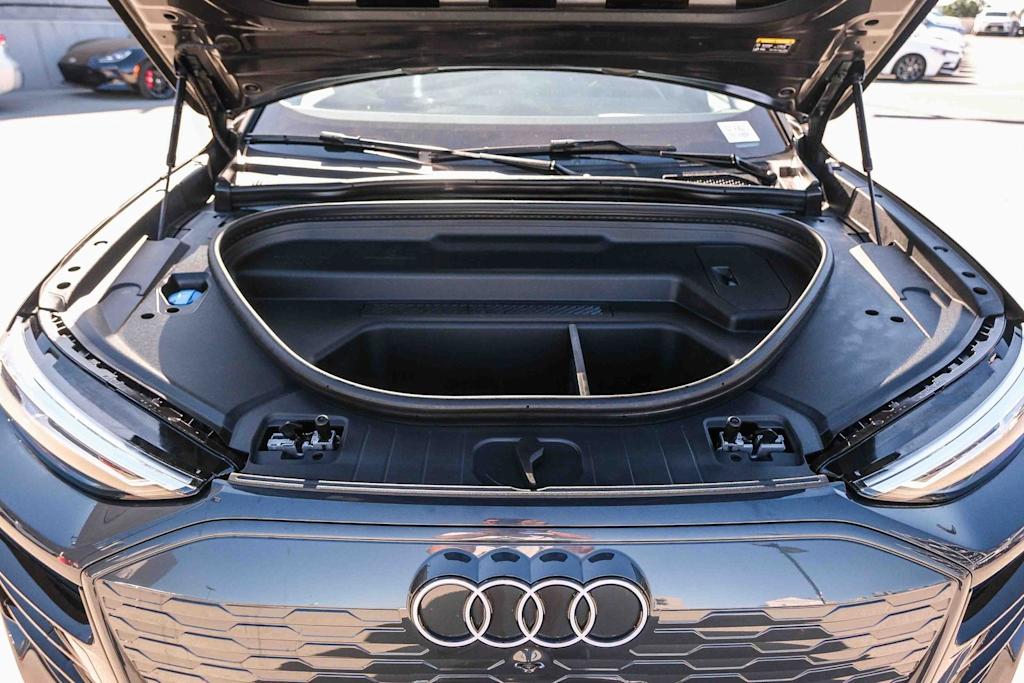 Thumbnail: 2025 Audi Q6 e-tron - 6