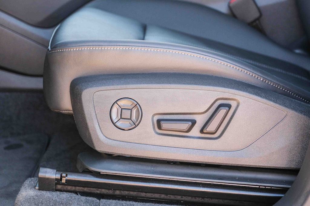 Thumbnail: 2025 Audi Q6 e-tron - 25