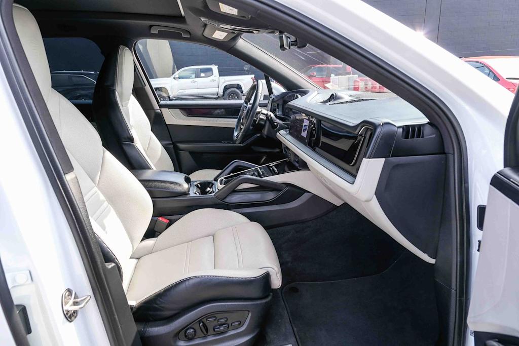 Thumbnail: 2024 Porsche Cayenne - 8