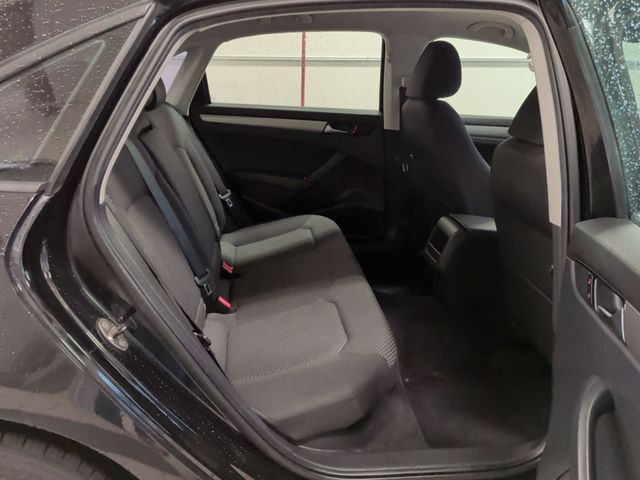 Thumbnail: 2012 Volkswagen Passat - 30