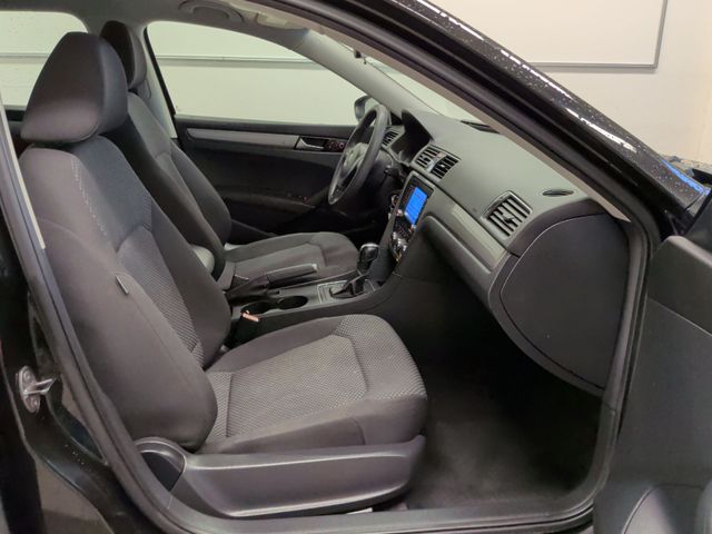 Thumbnail: 2012 Volkswagen Passat - 11