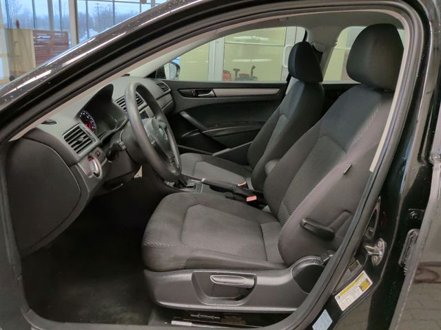 Thumbnail: 2012 Volkswagen Passat - 10