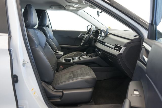 Thumbnail: 2022 Mitsubishi Outlander - 11