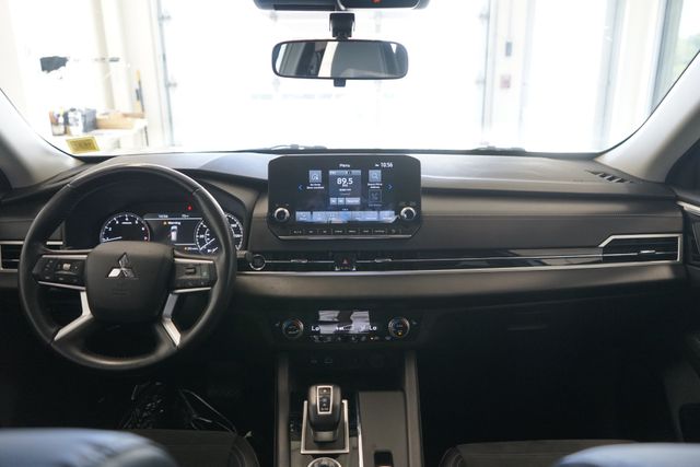 Thumbnail: 2022 Mitsubishi Outlander - 9