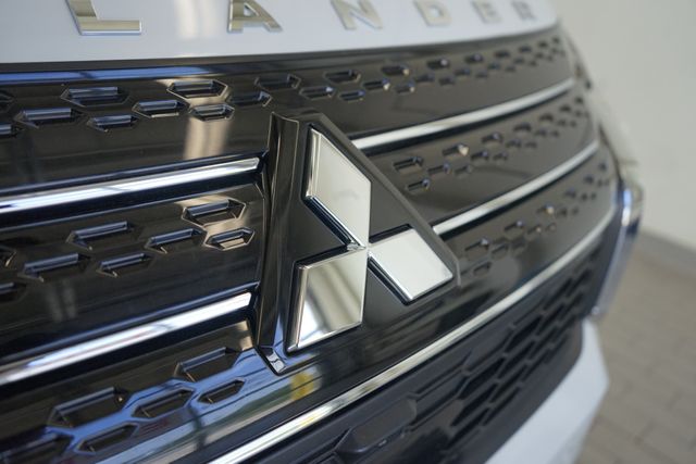 Thumbnail: 2022 Mitsubishi Outlander - 27