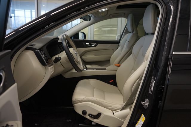 Thumbnail: 2022 Volvo XC60 - 10