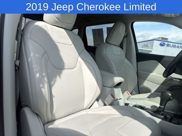 Thumbnail: 2019 Jeep Cherokee - 11