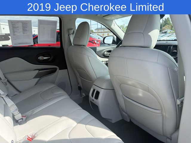 Thumbnail: 2019 Jeep Cherokee - 12