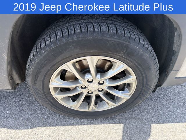 Thumbnail: 2019 Jeep Cherokee - 15