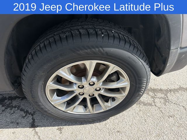 Thumbnail: 2019 Jeep Cherokee - 18