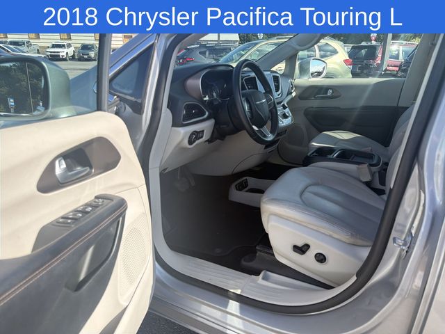 Thumbnail: 2018 Chrysler Pacifica - 18