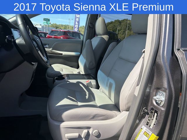 Thumbnail: 2017 Toyota Sienna - 10