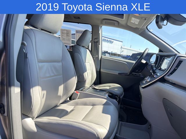 Thumbnail: 2019 Toyota Sienna - 10