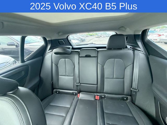Thumbnail: 2025 Volvo XC40 - 12