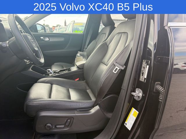 Thumbnail: 2025 Volvo XC40 - 10