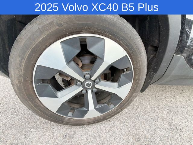 Thumbnail: 2025 Volvo XC40 - 8