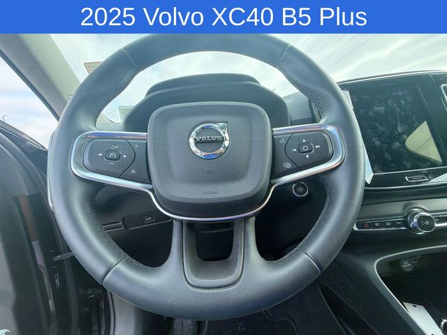Thumbnail: 2025 Volvo XC40 - 9