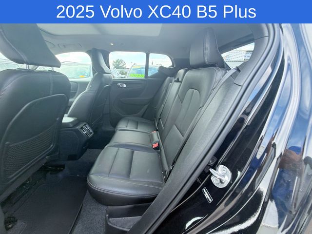 Thumbnail: 2025 Volvo XC40 - 17