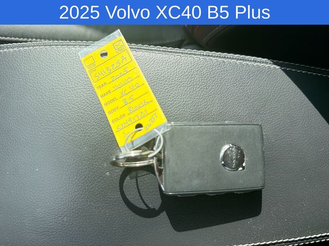 Thumbnail: 2025 Volvo XC40 - 15