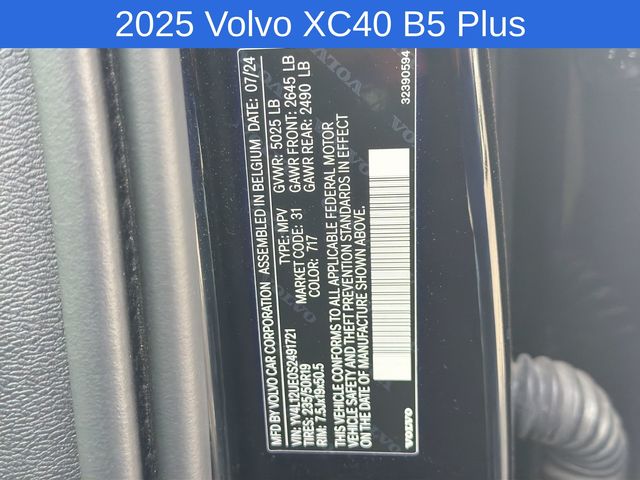 Thumbnail: 2025 Volvo XC40 - 16