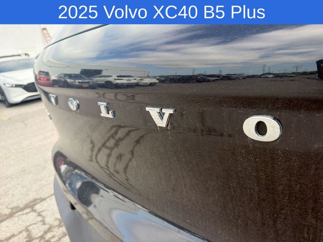 Thumbnail: 2025 Volvo XC40 - 7