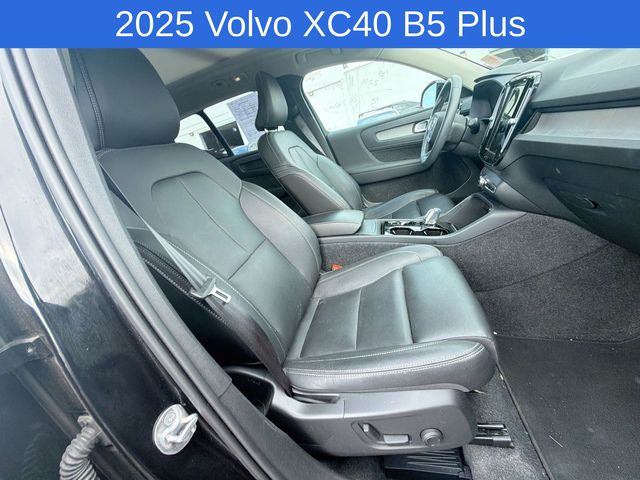 Thumbnail: 2025 Volvo XC40 - 11