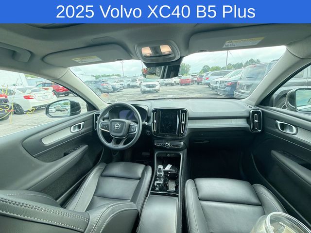 Thumbnail: 2025 Volvo XC40 - 2