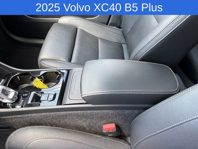 Thumbnail: 2025 Volvo XC40 - 28