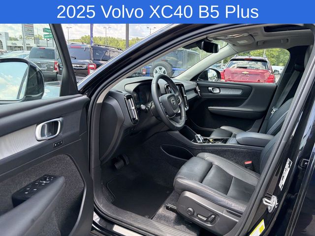 Thumbnail: 2025 Volvo XC40 - 13