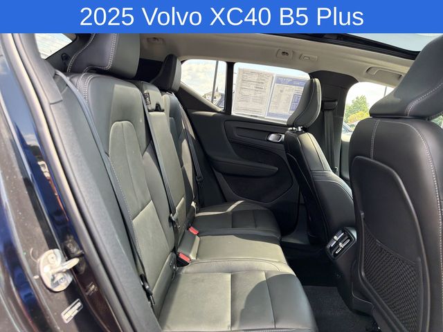 Thumbnail: 2025 Volvo XC40 - 27