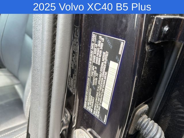 Thumbnail: 2025 Volvo XC40 - 17