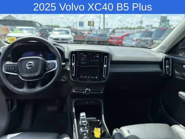 Thumbnail: 2025 Volvo XC40 - 2