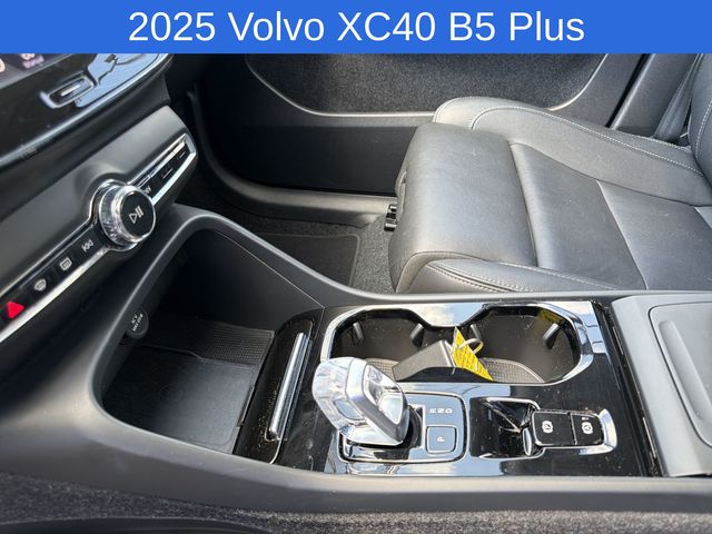 Thumbnail: 2025 Volvo XC40 - 14