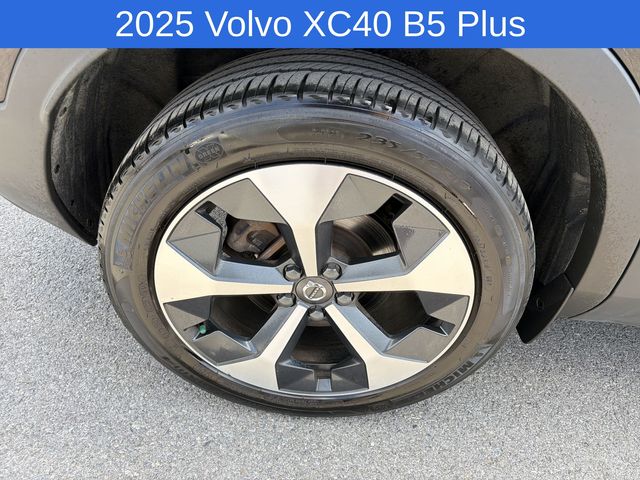 Thumbnail: 2025 Volvo XC40 - 8