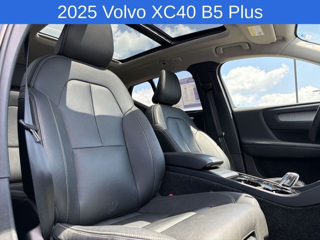 Thumbnail: 2025 Volvo XC40 - 12