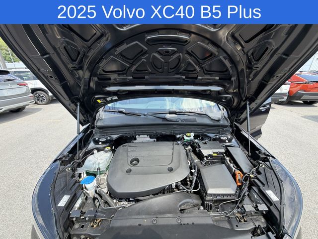 Thumbnail: 2025 Volvo XC40 - 9