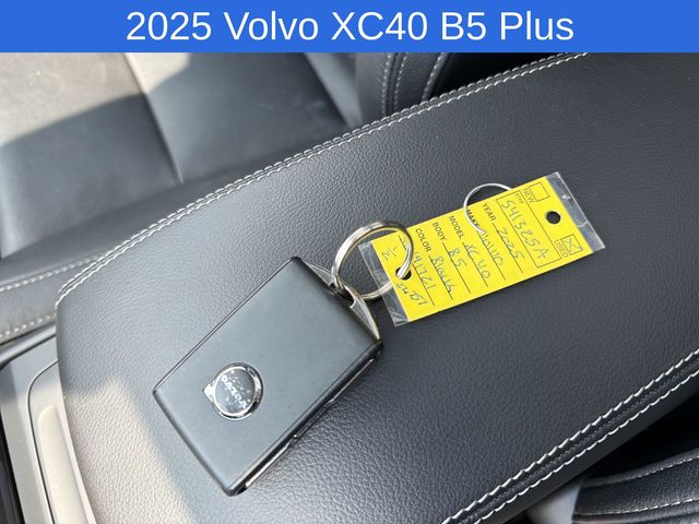 Thumbnail: 2025 Volvo XC40 - 7