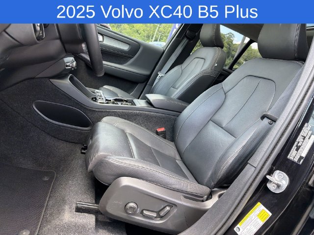Thumbnail: 2025 Volvo XC40 - 3