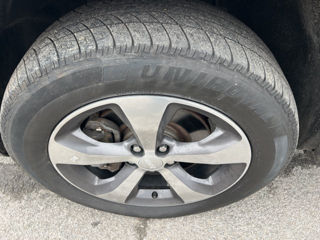 Thumbnail: 2019 Jeep Cherokee - 8