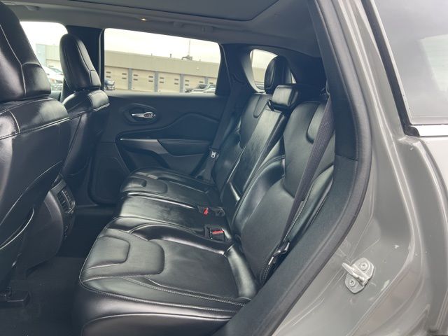 Thumbnail: 2019 Jeep Cherokee - 21
