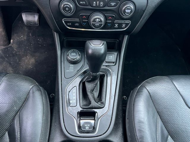 Thumbnail: 2019 Jeep Cherokee - 14