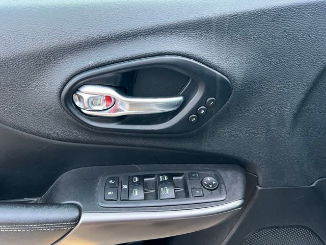 Thumbnail: 2019 Jeep Cherokee - 21